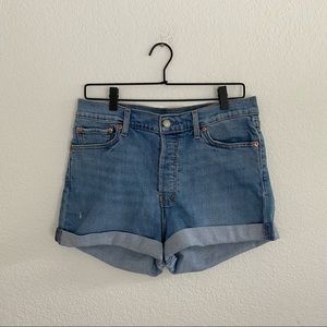 LEVI’S Women’s Size 32 Light Blue Wash “Wedgie Short” Cuffed Denim Short